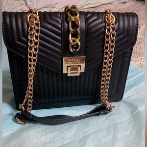 NWT BADGLEY MISCHKA QUILTING CROSSBODY.. 8" (H) x 10.25" (L) x 3" D